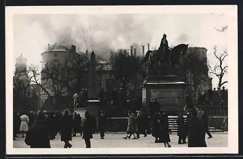 AK Stuttgart, Brand des Schlosses 1931, Zuschauende Einwohner, Reiterdenkmal