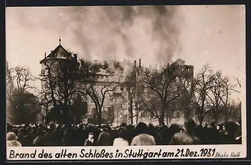 AK Stuttgart, Brand des Alten Schlosses 1931, Zuschauer vor brennendem Gebäude