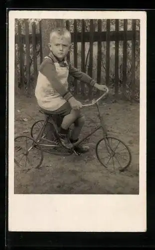 Foto-AK Knabe auf einem Dreirad