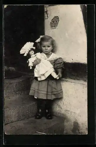 Foto-AK Blondes Mädchen mit ihrer Puppe