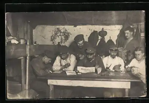 Foto-AK Soldaten beim Kartenspiel und beim Lesen der Zeitung
