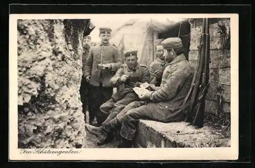 AK Soldaten in Uniformen spielen im Schützengraben Karten