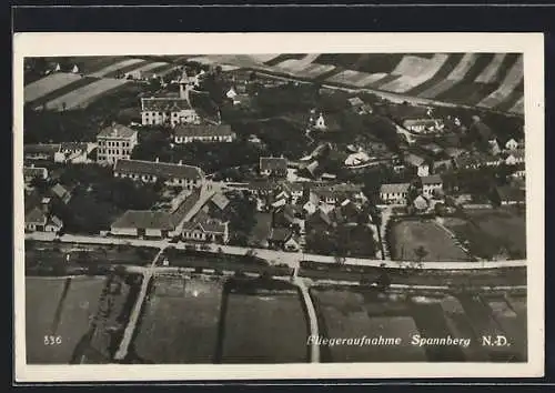 AK Spannberg /N.-D., Ortsansicht mit der Kirche vom Flugzeug aus