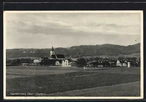 AK Hartkirchen /Ober.-Oesterr., Feldpartie mit Blick auf die Kirche