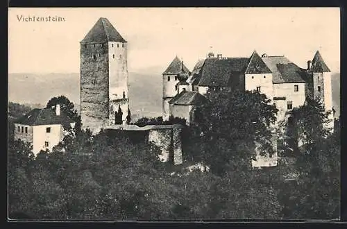 AK Vichtenstein, Die Burg gegen die Berglandschaft
