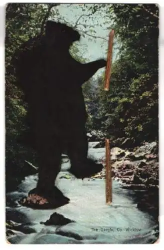 AK Ein Bär mit Fell aus echtem Stoff läuft über einen Fluss, sein Stock aus echtem Holz zerbrochen