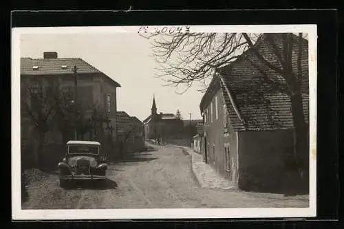 AK Hintersdorf, Strassenpartie mit Automobil und Kirche