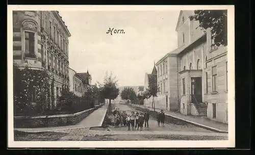 AK Horn, Strassenpartie mit Kindergruppe