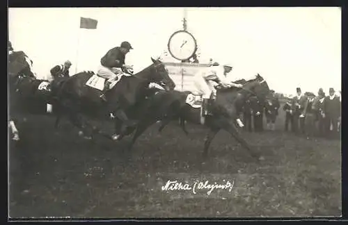 AK München-Riem, Rennen auf der Rennbahn, Jockeys vor der Uhr