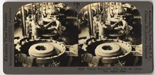 Stereo-Fotografie Keystone View, Meadville, Ansicht Akron / Ohio, Taking Automobile Tires from the Curing Pits