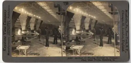 Stereo-Fotografie Keystone View, Meadville, Ansicht Rossford / Ohio, Method lacing Material in Furnaceplate Glass Works
