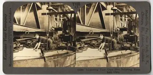 Stereo-Fotografie Keystone View, Meadville, Ansicht Rossford / Ohio, Inspecting Plate Glass after Polishing