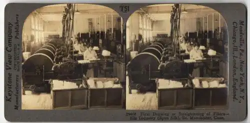 Stereo-Fotografie Keystone View, Meadville, Ansicht Manchester / Conn., Drawing or Straightening of Fibers Silk Industry