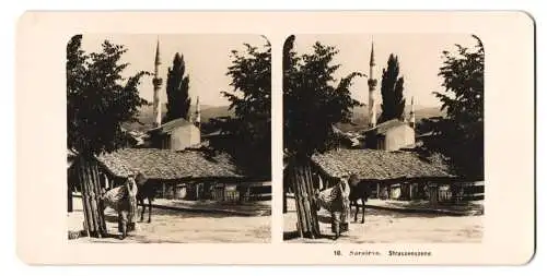 Stereo-Fotografie unbekannter Fotograf, Ansicht Sarajevo, Strassenszene mit Minarett einer Moschee