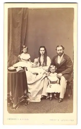 Fotografie J. Russell & Sons, Chichester, Prinz Edward VII. von Grossbritannien nebst Alexandra von Dänemark und Kindern