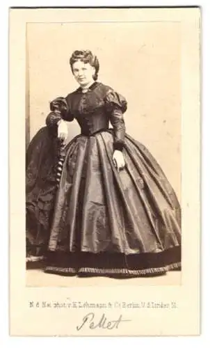 Fotografie H. Lehmann & Co., Berlin, Portrait Ida Pellet, deutsche Schauspielerin im Biedermeierkleid