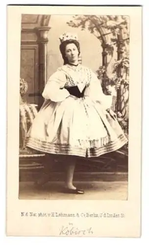 Fotografie H. Lehmann & Co., Berlin, junge Bellerina Frl. Kobisch im Bühnenkostüm mit Krone, Ballett