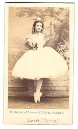 Fotografie H. Lehmann & Co., Berlin, Ballerina Casti posiert im Tutu zum Stück  Electra , Ballett