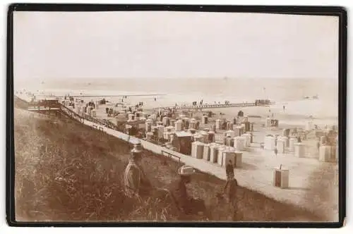 Fotografie unbekannter Fotograf, Ansicht Borkum, Stranpartie mit Strandkörben und Umkleidekabinen