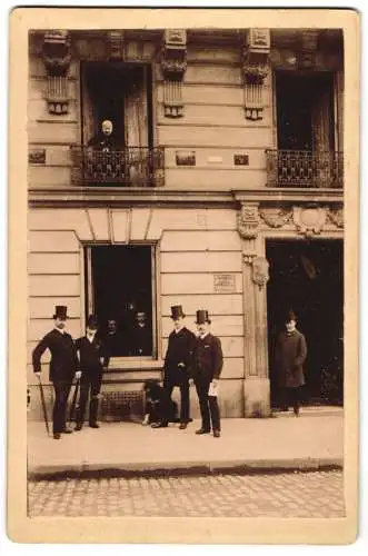 Fotografie unbekannter Fotograf, Ansicht Genf, gut gekleidete Herren vor einem Appartement Wohnhaus Nr. 6