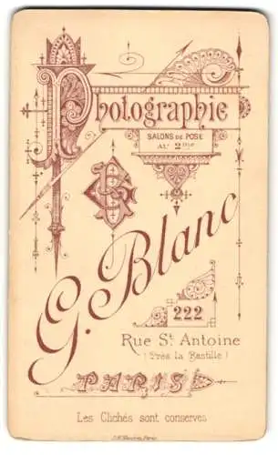 Fotografie G. Blanc, Paris, Rue St. Antoine 222, Monogramm des Fotografen und grafische Gestaltung