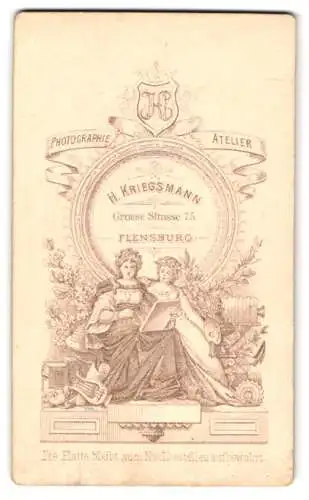 Fotografie H. Kriegsmann, Flensburg, zwei Frauen als Künsterinnen nebst Plattenkamera und Lyra, Monogramm des Fotografen