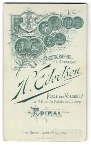 Fotografie H. Eilertsen, Epinal, Place des Vosges 17, Monogramm des Fotografen im Wappenschild nebst Medaillen