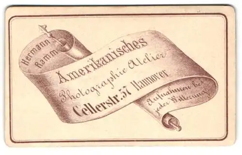 Fotografie Hermann Ramm, Hannover, Cellerstr. 57, Anschrift des Ateliers auf einer Schriftrolle
