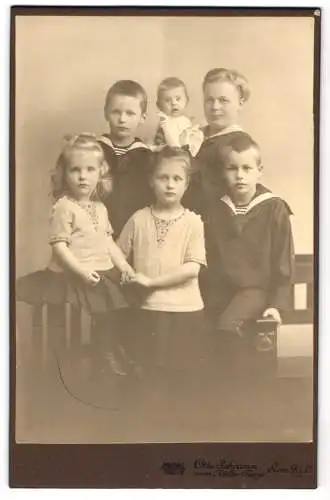 Fotografie Otto Schramm, Gera, Mutter mit ihren fünf Kindern im Atelier, Mutterglück, 1916