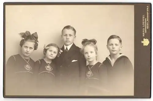 Fotografie Hans Loeffel, Gera, Jungen und Mädchen in Kleidern mit geflochtenen Haaren und im Anzug