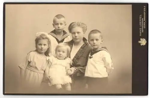 Fotografie Hans Loeffler, Gera, Mutter mit ihren vier Kindern, zwei Mädchen und zwei junge Knaben in Matrosenanzug
