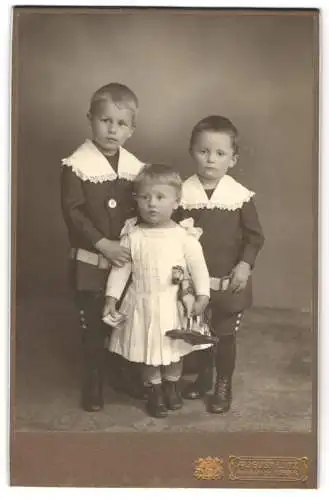 Fotografie August Lutz, Gera, zwei junge Knaben mit ihrer Kleinen Schwester samt Spielzeugpferd in der Hand