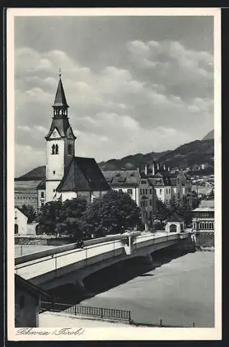 AK Schwaz /Tirol, Flusspartie mit Brücke und Kirche