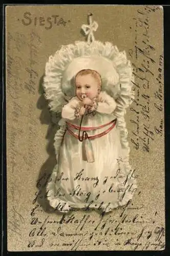 Präge-Lithographie Siesta, Baby mit Schnuller-Fläschchen im Schlafsack an einer Wand