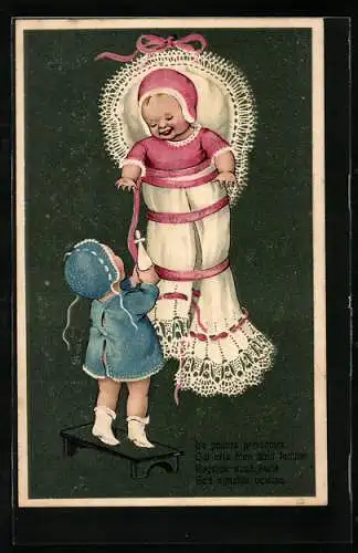 Präge-Lithographie Kleines Mädchen reicht Baby das Fläschchen