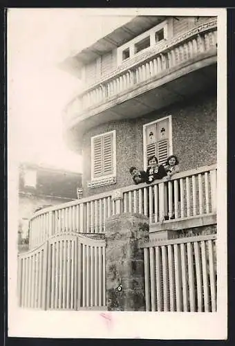 Foto-AK Wien, Mutter mit ihren zwei Kinder auf dem Balkon, Rosenackerstrasse 58