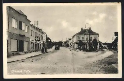AK Ziersdorf /N.-Oe., Strassenpartie mit kleiner Esso-Tankstelle