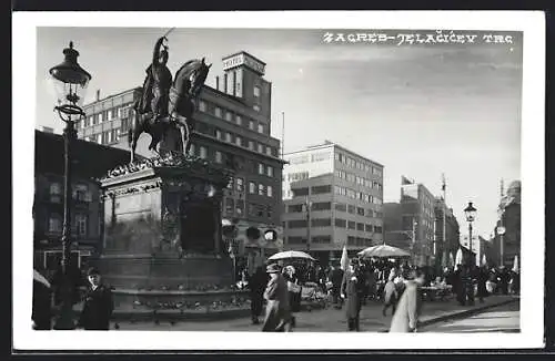 AK Zagreb / Agram, Jelacicev Trg mit Denkmal