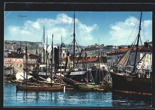 AK Fiume, Dampfer umgeben von Segelbooten