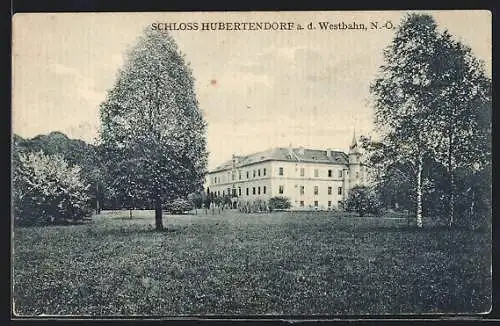 AK Hubertendorf a. d. Westbahn, Wiesenpartie mit Blick auf das Schloss