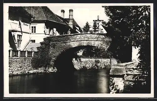 AK Wolfsberg /Kärnten, Flusspartie an der Brücke mit dem Jesuskreuz