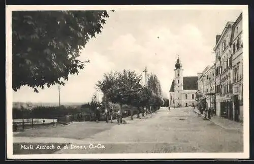 AK Aschach an der Donau, Strassenpartie mit Kirche und Geschäften