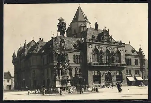 AK Korneuburg /N.-Oe., Rathaus mit Denkmal