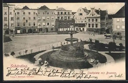AK Schärding, Stadtplatz mit Geschäften und Brunnen