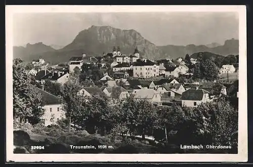 AK Lambach /Oberdonau, Blick über den Ort hin zum Traunstein