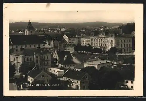 AK Lambach a. d. Traun /O.-D., Strassenpartie mit Kirche