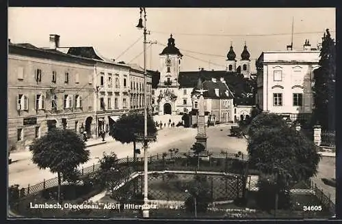 AK Lambach /Oberdonau, platz mit Geschäften und Denkmal