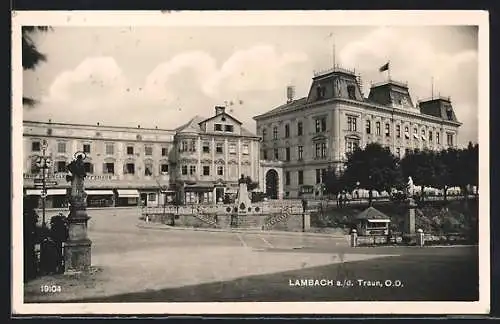 AK Lambach a. d. Traun, Strassenpartie mit Cafe und Denkmal