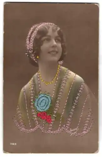 AK Dunkelhaarige Schönheit in besticktem Kleid mit Blumen
