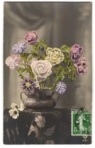 AK Vase mit gestickten Blumen